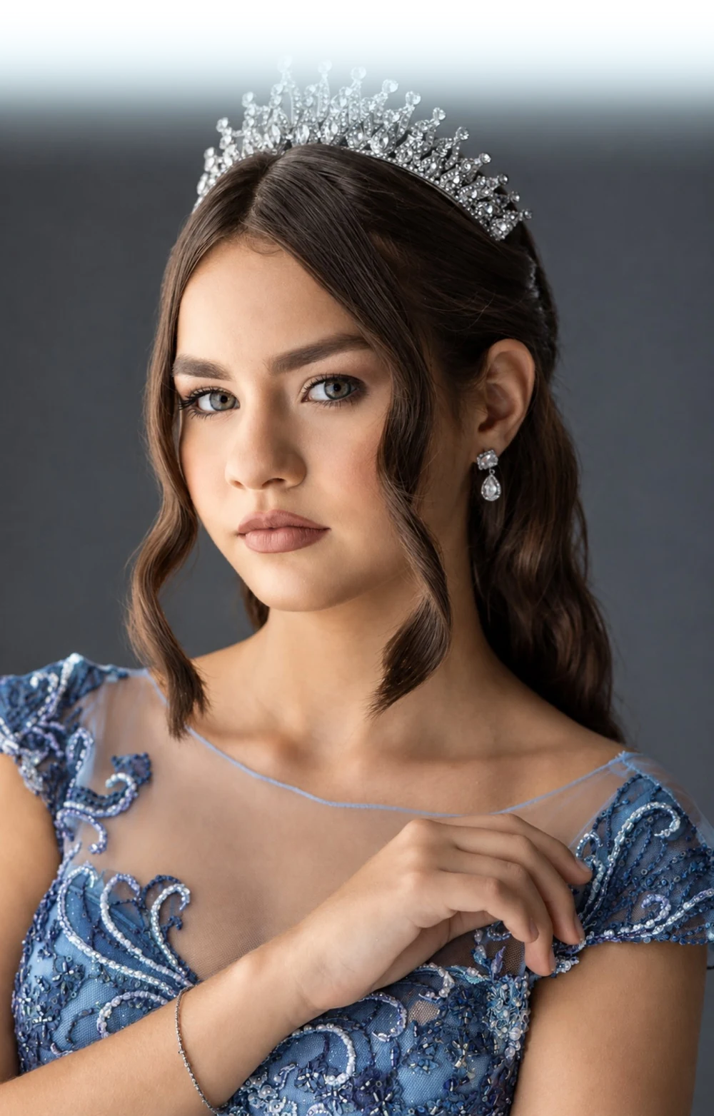 Retrato de Ana Beatriz com tiara de cristais e vestido azul bordado.